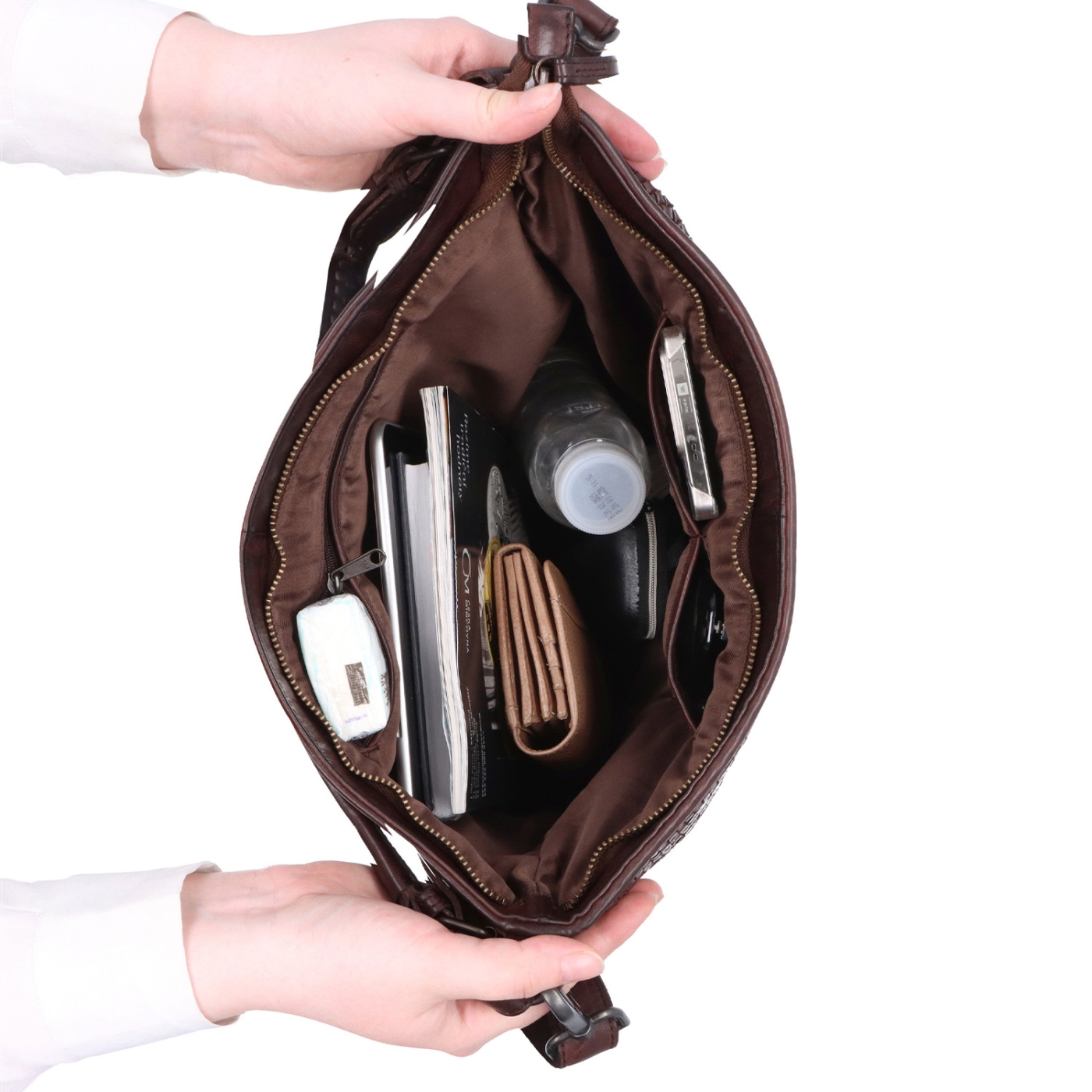 Jemne prepletaná kožená hobo kabelka Noelia Bolger materiál kože zapínanie na zips farba hnedá veľkosť stredná NB 2015 H Vnútro