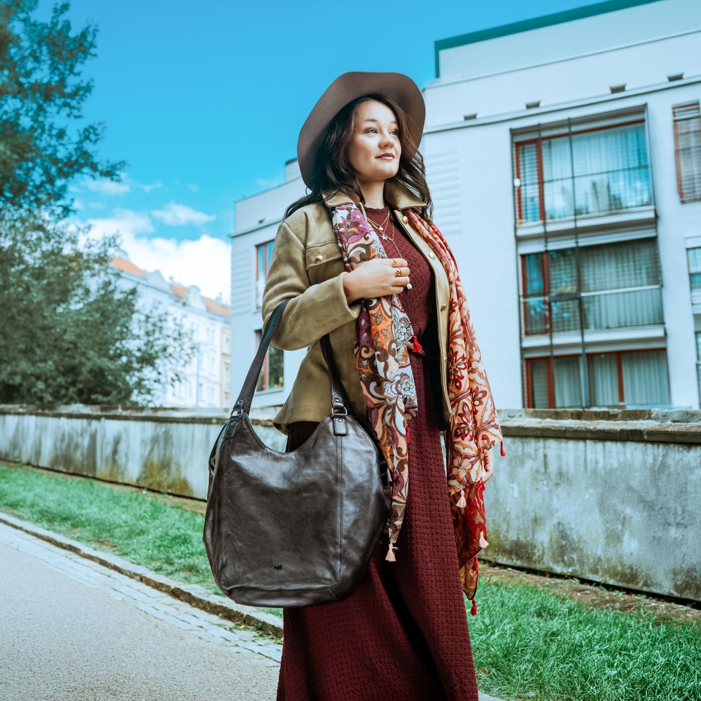 Priestranná kožená kabelka cez rameno Noelia Bolger materiál kože zapínanie na zips farba čierna veľkosť veľká NB 2094 C Lifestyle