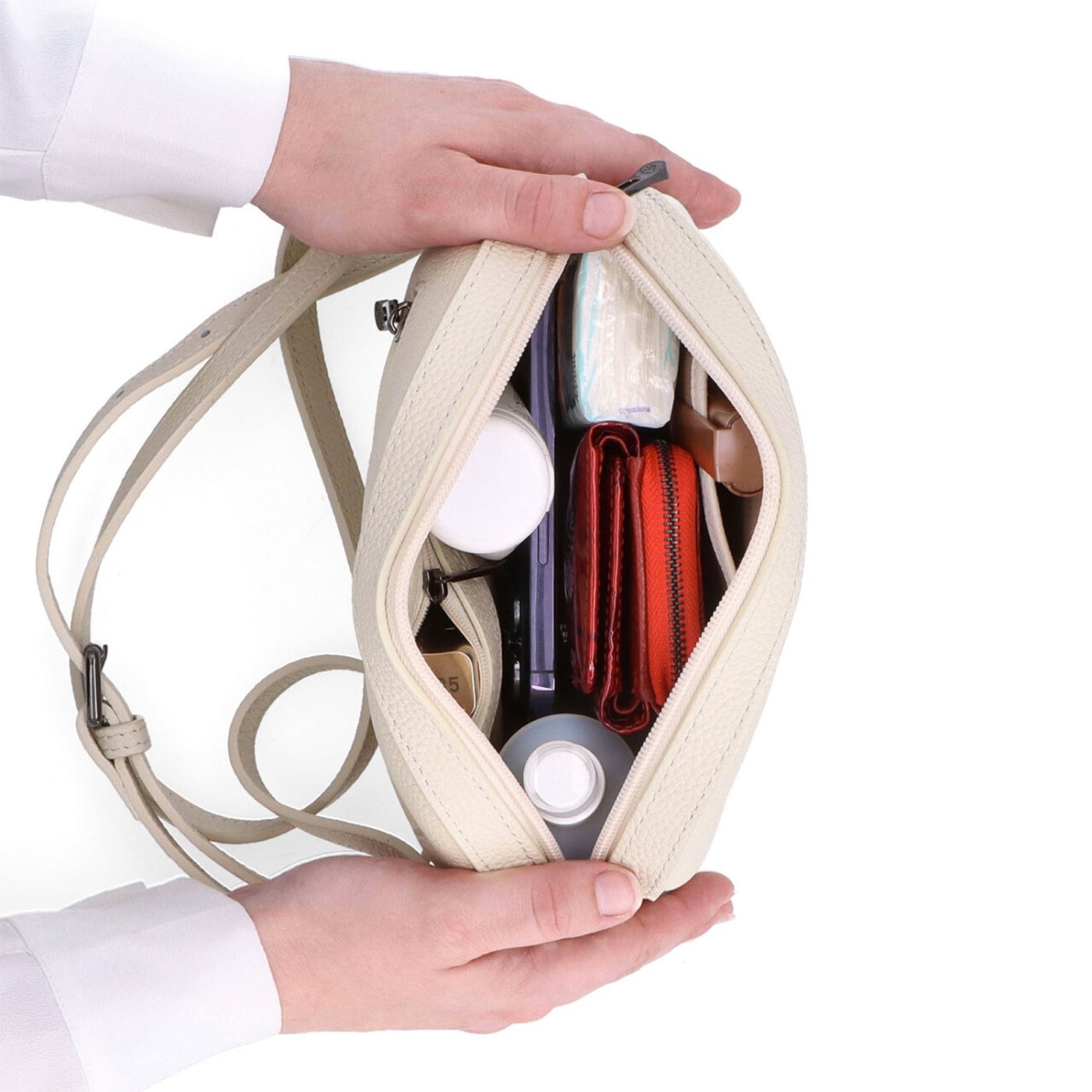 Malá kožená crossbody kabelka s vreckom na zips Noelia Bolger materiál kože zapínanie na zips farba béžová veľkosť malá NB 3013 K Vnútro