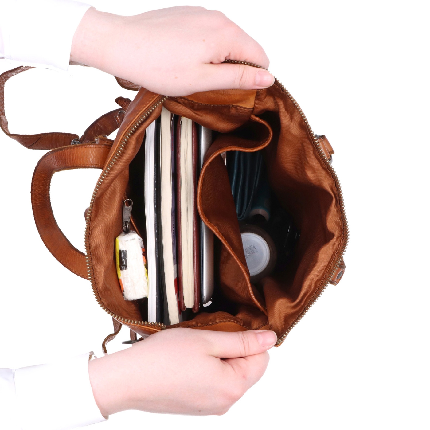 Kožený mestský batoh s praktickými uchami Noelia Bolger materiál kože zapínanie na zips farba koňaková veľkosť stredná NB 2424 KO Vnútro