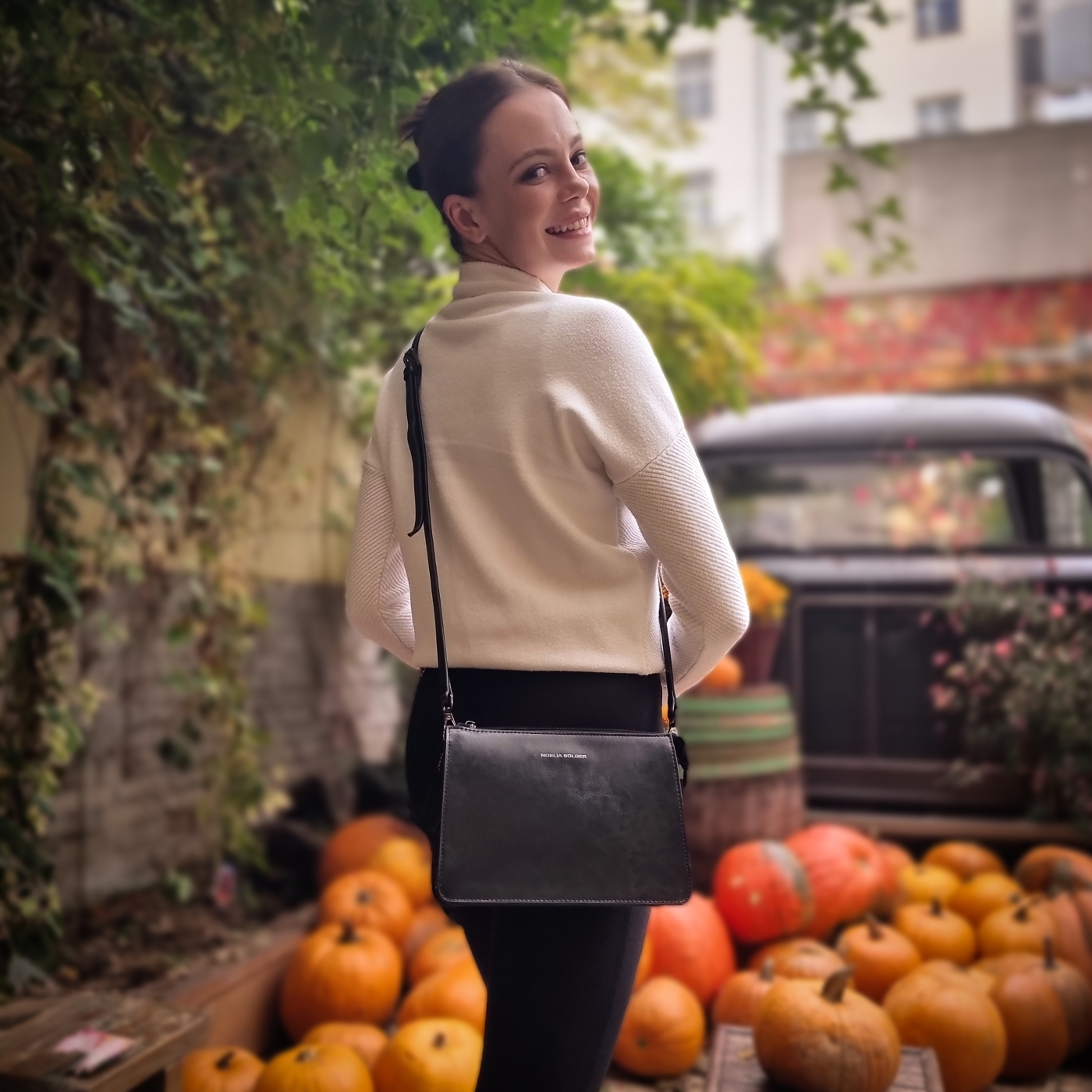 Malá kožená crossbody kabelka Noelia Bolger materiál kože zapínanie na zips farba čierna veľkosť malá NB 0046 C Lifestyle