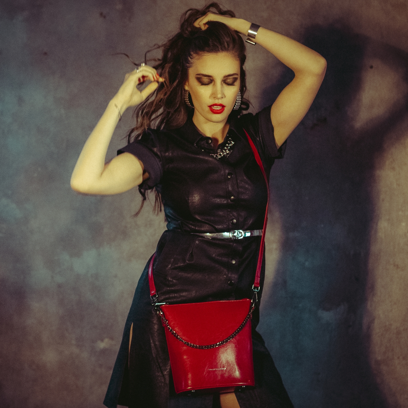Elegantná kožená crossbody s retiazkou Noelia Bolger materiál kože zapínanie na zips farba červená veľkosť malá NB 0048 TCV Lifestyle