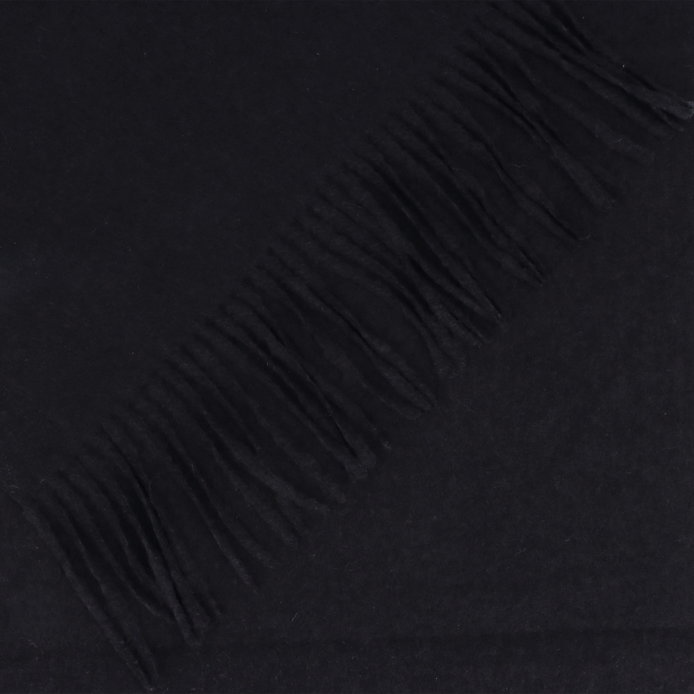 Elegantný jednofarebný šál so strapcami Noelia Bolger materiál Polyester s prímesou vlny farba čierna KZ003 - 01