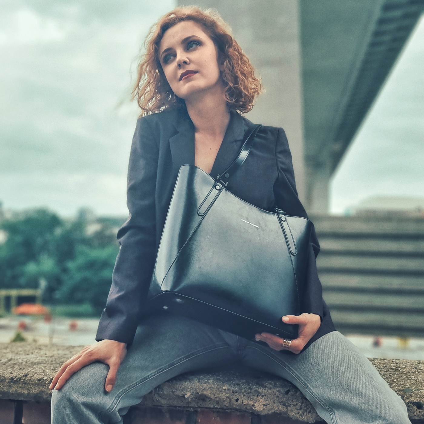 Kožená biznis kabelka Noelia Bolger materiál kože zapínanie na zips farba čierna veľkosť veľká NB 0094 C Lifestyle